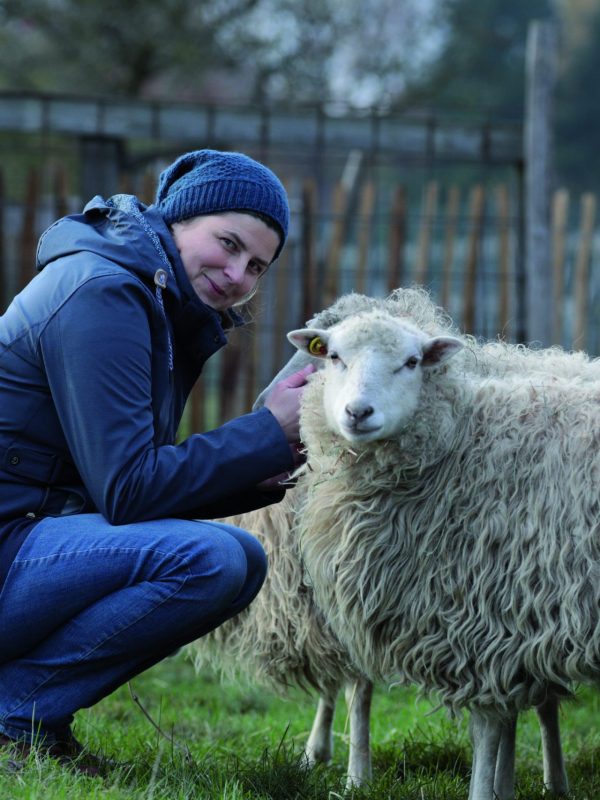 Nadin Hermann mit Schaf groß